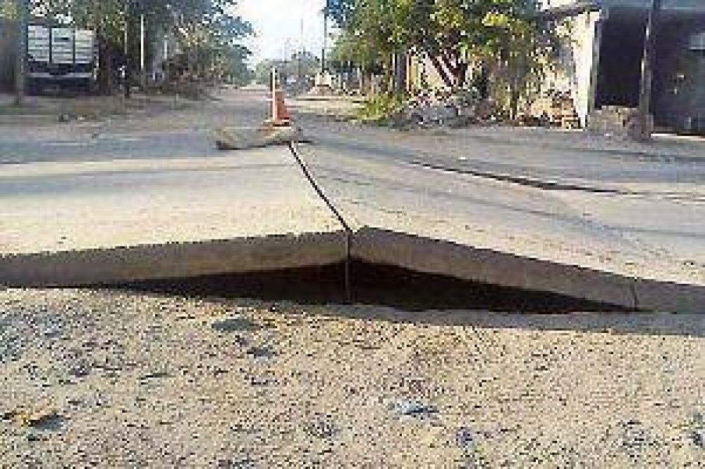 Los 51� grados del mi�rcoles reventaron el pavimento 