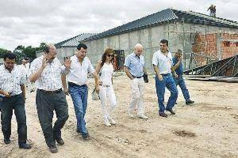 Autoridades visitaron el nuevo hospital de Quimil� 