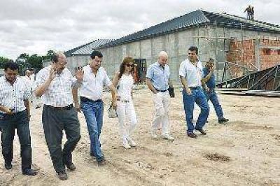 Autoridades visitaron el nuevo hospital de Quimil� 