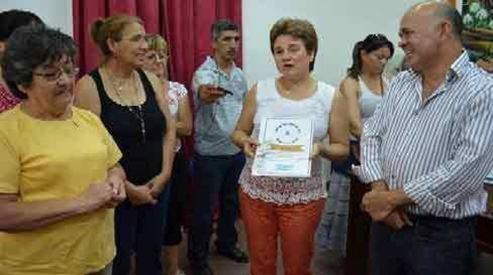 El intendente Aldo Leiva entreg� 45 t�tulos de propiedad a 45 familias 