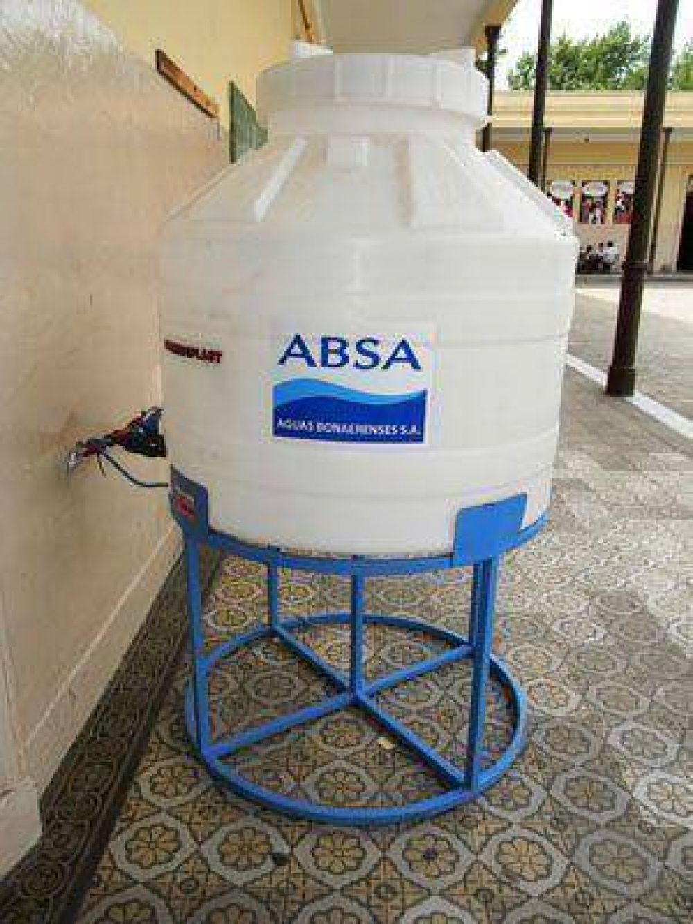 ABSA coloca tanques cisternas en las escuelas