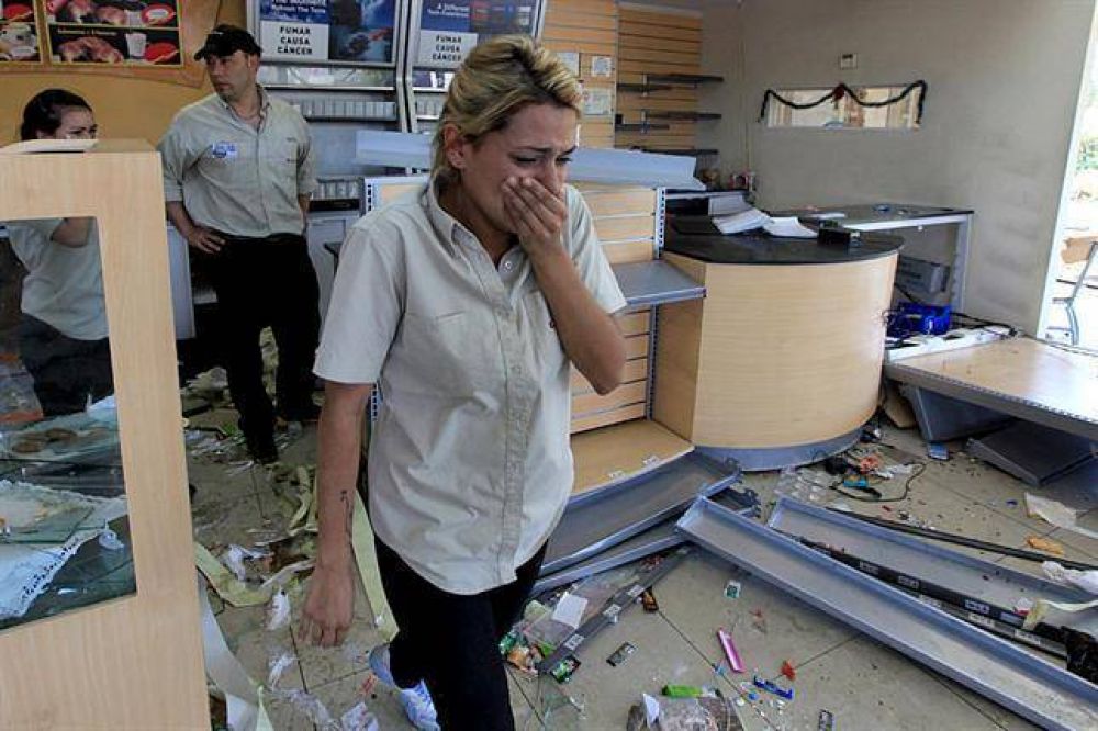 Saquearon una estaci�n de servicio en frente del supermercado de San Fernando