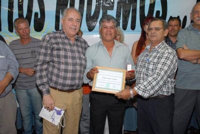 Brindis: Regueiro entreg� medallas a  municipales que cumplieron 25 a�os de servicio. 
