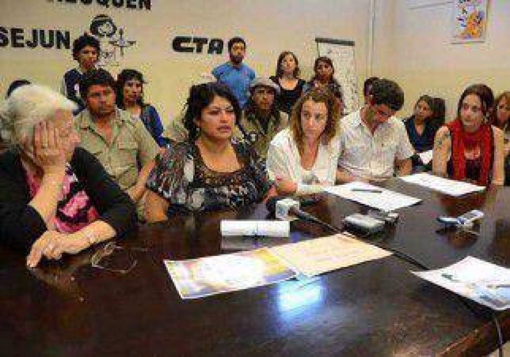 El polic�a dijo que vio un fogonazo y dispar� en defensa de su compa�era 