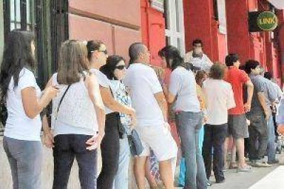 Por el cobro del aguinaldo, santiague�os colmaron el centro de la capital y los cajeros