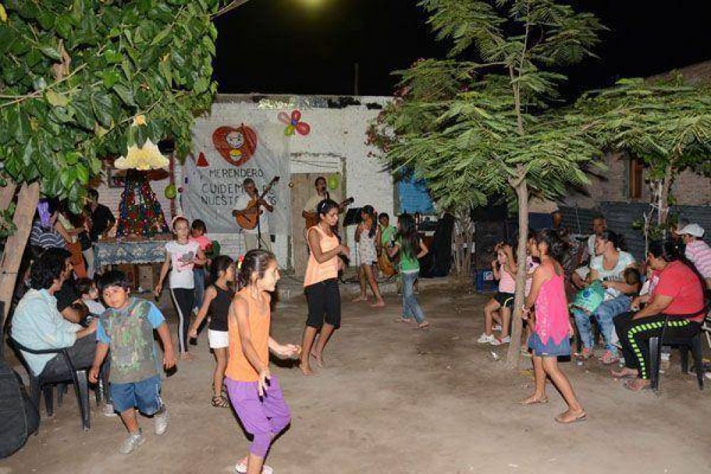 Decenas de ni�os tuvieron su cena de navidad en un merendero comunitario