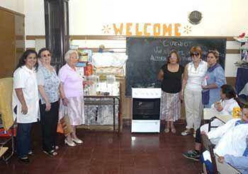Realizan donaciones a varios establecimientos educativos  