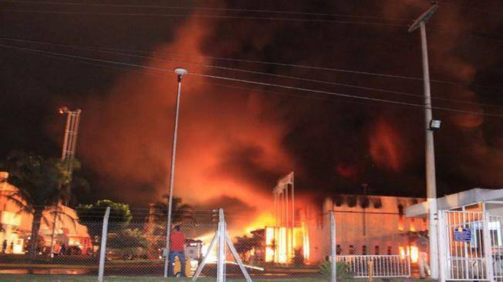 El fuego destruy� una f�brica de pl�sticos en Villa del Totoral
