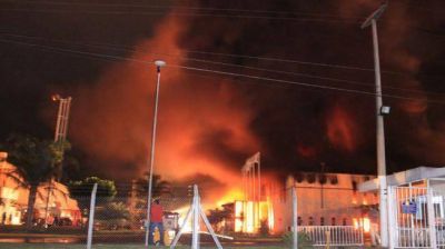 El fuego destruy� una f�brica de pl�sticos en Villa del Totoral