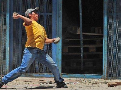 El hombre que defendi� su negocio solo y a los piedrazos contra 80 personas