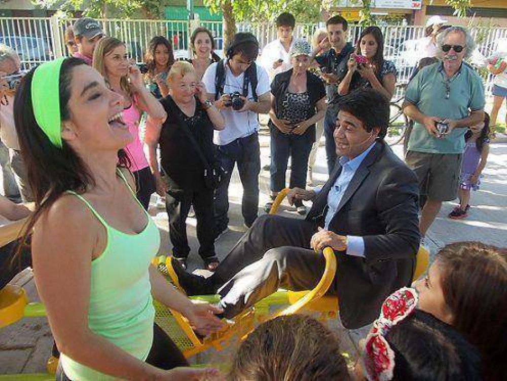 Jorge Macri inaugur� el nuevo mobiliario de la plaza Alem en Munro