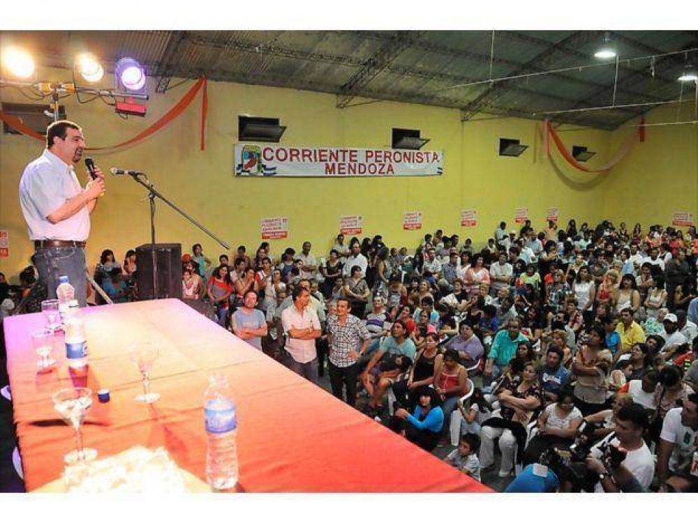 M�s de 1.500 personas en Rivadavia para apoyar la Corriente Peronista