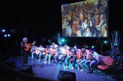 M�s de 100 m�sicos desplegaron su talento en la Sala Hugo del Carril