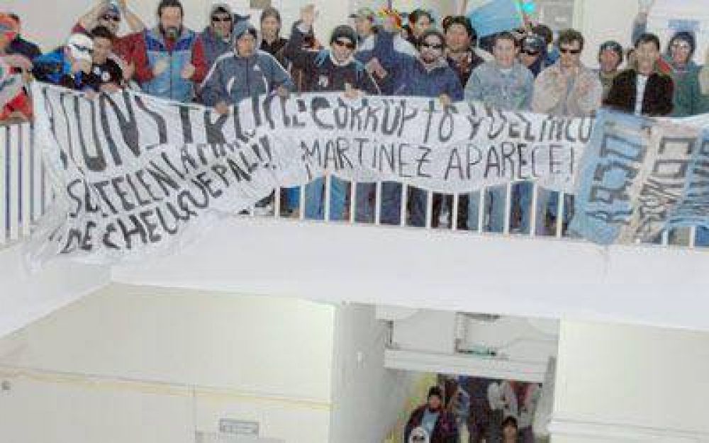 Disidentes de la UOCRA llevan su reclamo hasta la municipalidad.