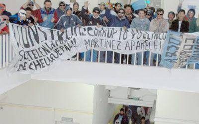 Disidentes de la UOCRA llevan su reclamo hasta la municipalidad.