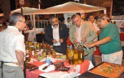 Una atractiva feria en la plazoleta Mitre