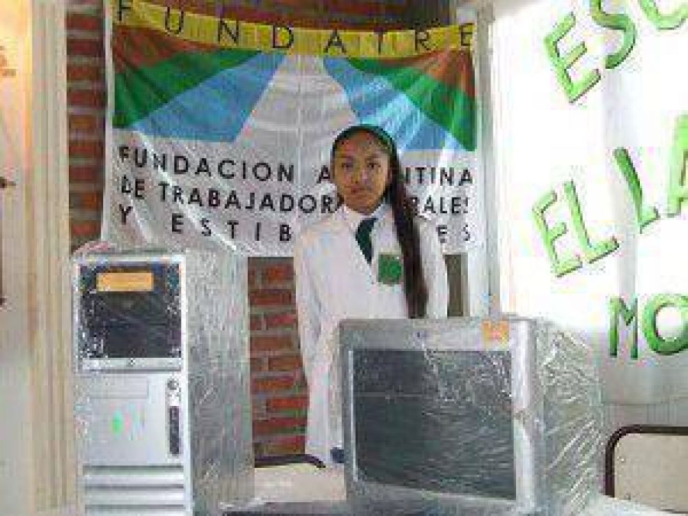 FUNDATRE entrego computadoras a escuela de Monterrico