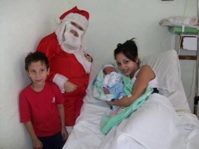La visita anticipada de Pap� Noel llev� alegr�a a cientos de chicos