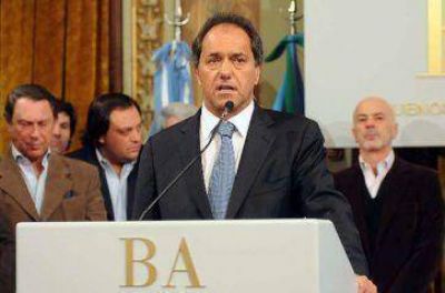 Scioli evit� culpar a opositores de saqueos
