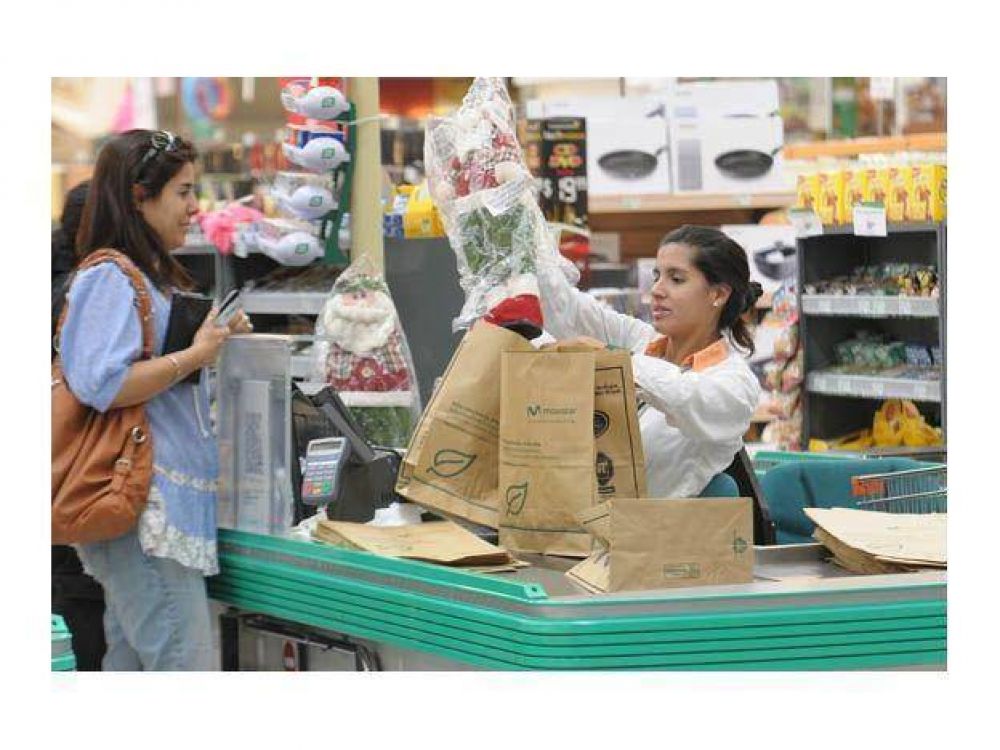 Un sper de Mendoza entrega bolsas de cartn para cuidar el ambiente