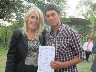 Se entregaron diplomas a egresados del FinEs primaria
