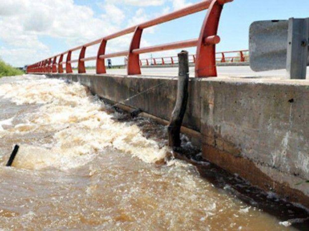 Desbord� el r�o Colastin�, tap� la autopista y hay cuatro personas desaparecidas