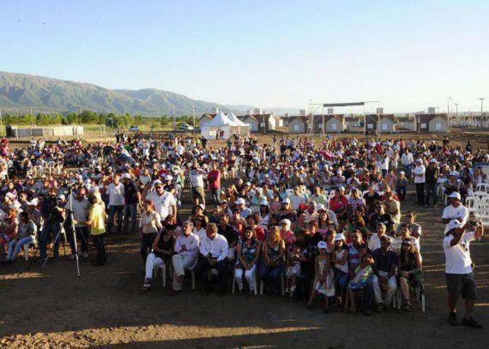 M�s de 200 familias de Merlo concretaron el sue�o de la casa propia