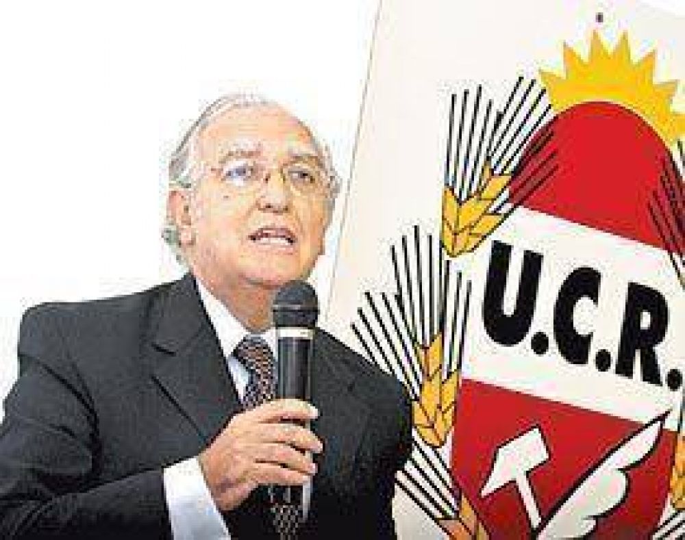 La UCR dice que se gastan sin control $ 120 millones al d�a