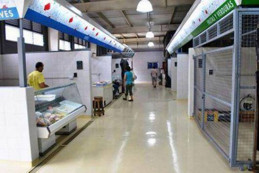 Puesteros del Mercado molestos por atraso en la entrega de obras