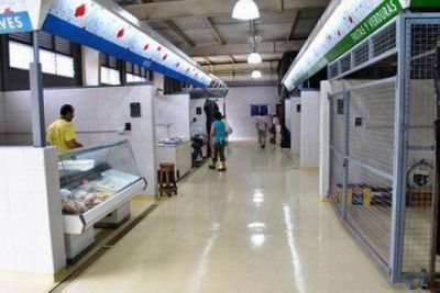Puesteros del Mercado molestos por atraso en la entrega de obras