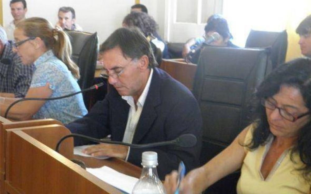 Tras el papel�n, el Concejo volvi� a sesionar para venderle las calles y tierras p�blicas a Golfer�s