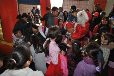 El Municipio llev� la navidad a los barrios con juegos y juguetes para los chicos