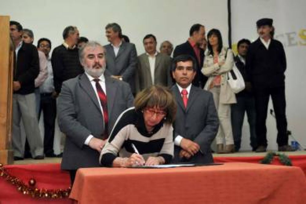 Provincia entreg� aportes y firm� acuerdos en el aniversario de El Mait�n