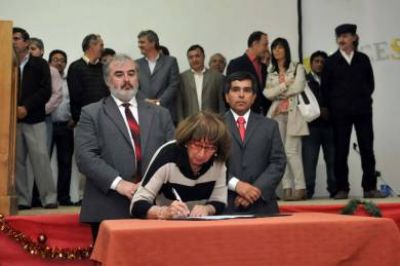 Provincia entreg� aportes y firm� acuerdos en el aniversario de El Mait�n