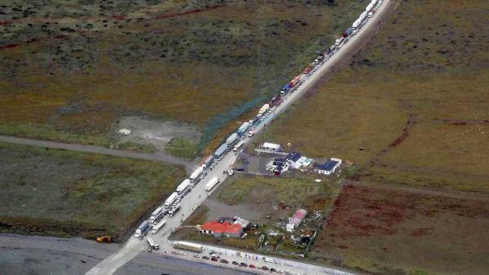 Colas de hasta 10 kil�metros de autos en la barcaza entre viernes y s�bado Destacado