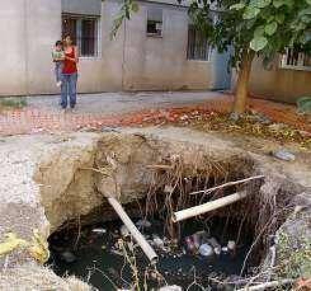 El pozo negro que se est� comiendo el patio de un barrio