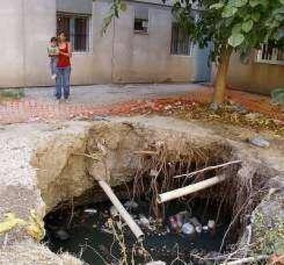El pozo negro que se est� comiendo el patio de un barrio