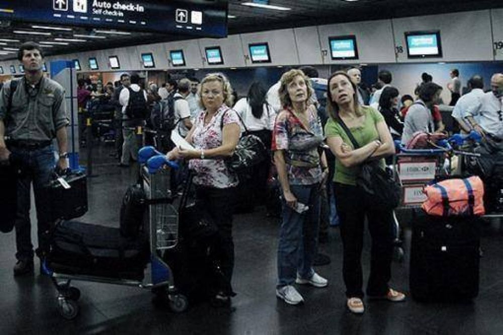 Intenso movimiento en el Aeroparque con los vuelos de Aerol�neas completos