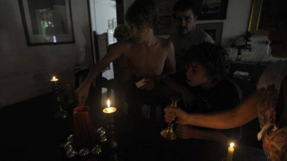 Navidad a oscuras en varios barrios por los cortes de energa
