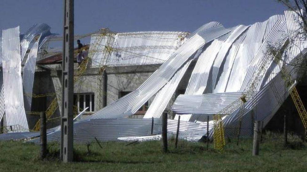 Destrozos por el fuerte viento y granizo en Jovita