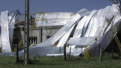 Destrozos por el fuerte viento y granizo en Jovita