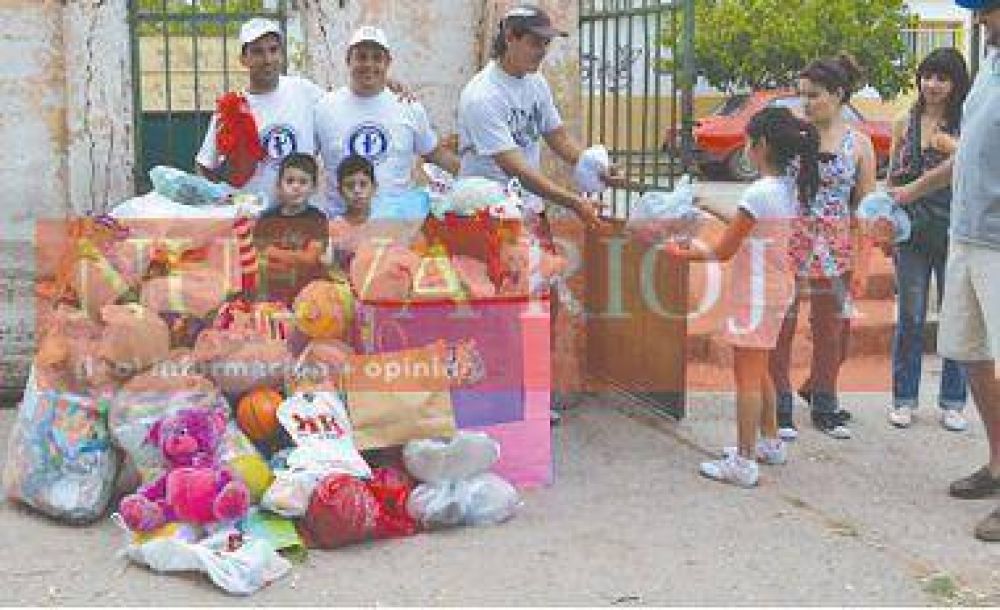 Jugadores, funcionarios y periodistas en partido solidario