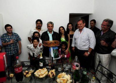 Navidad con Poggi: El Gobernador brind� con familias en las nuevas viviendas