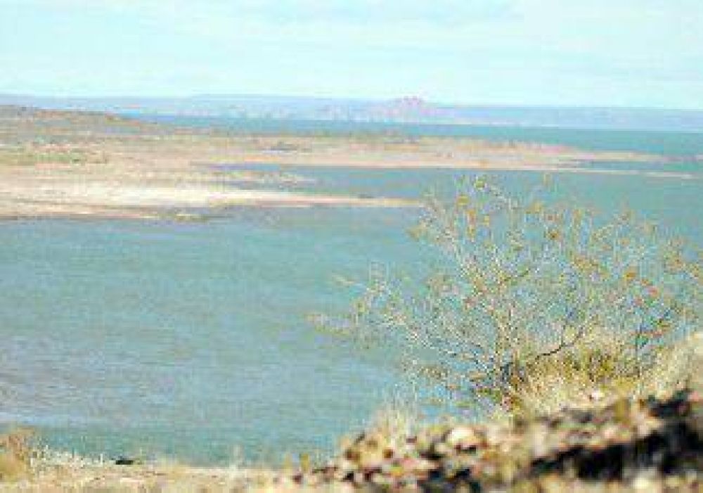 Dos personas se ahogaron mientras hac�an windsurf en Mari Menuco 