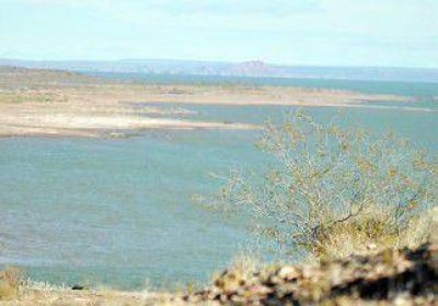 Dos personas se ahogaron mientras hac�an windsurf en Mari Menuco 
