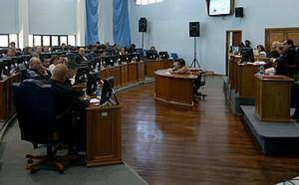 A las apuradas y sin animarse a mejorarla, la Legislatura aprob� la ley de cierre de prost�bulos