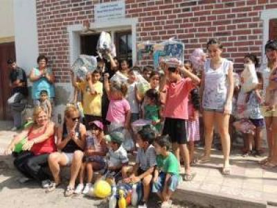 Una colecta llev� 400 regalos para los chicos de Beazley, Cazadores y Alto Pelado