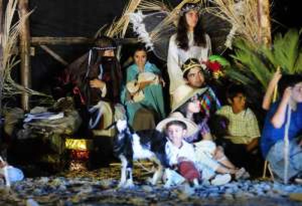 El p�blico termin� iluminado por las velas, a los pies de las Sierras Azules