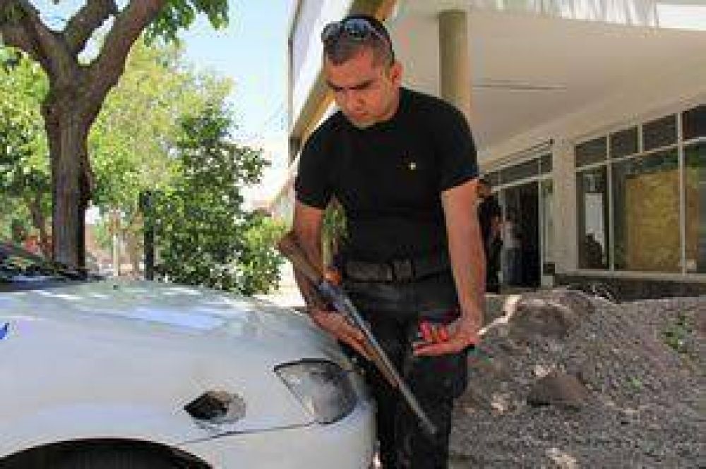 Con una escopeta amenaz� a vecinos y mat� a un perro