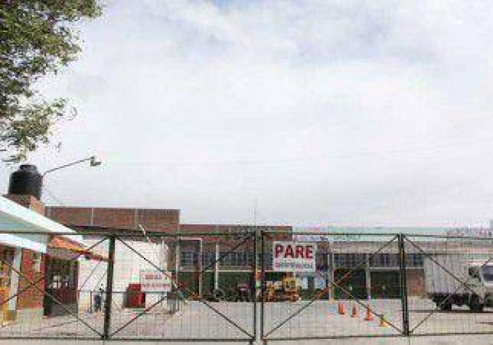 Tres veh�culos se prendieron fuego por una ca�ita 